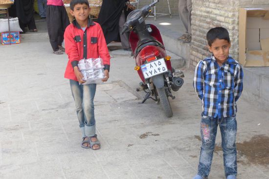 "Reisen galt während der meisten Jahrhunderte der menschlichen Geschichte als mühsames Unterfangen, das man notgedrungen auf sich nahm. So stammt auch das englische Verb 'to travel' eigentlich vom französischen 'travailler' her, was so viel wie 'arbeiten' oder 'sich plagen' bedeutet. Das verdeutlicht doch recht klar die Schwierigkeiten, die das Reisen mit sich gebracht hat, wenn man im Mittelalter irgendwohin mußte ...die meisten Menschen verreisten nicht einfach so aus Spaß, sondern nur dann, wenn es unumgänglich war"
Carl Hoffmann: "Frauen und Kinder zuerst. Die gefährlichsten Reisen der Welt"