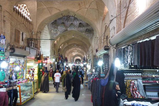 "Körperlich war ich anwesend, aber geistig nicht.
Genau darin bestand auch die Schwierigkeit eines typischen Ein- oder Zweiwochenurlaubs im Ausland: Es bedurfte einer gewissen Zeit, um die Schutzhülle abzustreifen und sich einzulassen. Die anderen spürten das, sie merkten, wie ich spazieren ging, wie ich mich bewegte, aussah oder redete.
Es war, als ob ...