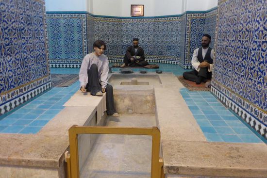 ... der Frauenbereich wird nicht gezeigt ...