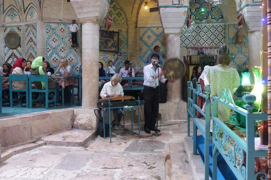 ... Chaykhaneh Hamam-e-Vakil ist die Stimmung gut ...