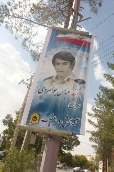 Einer der vielen Toten des Krieges zwischen Irak und Iran,
solche Gedenkbilder finden sich in jeder Stadt,
was die Mütter dieser Jungen dabei empfinden?