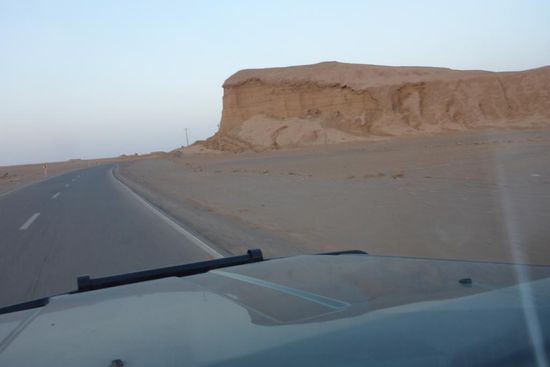 ... eine der großartigsten Wüsten der Erde, wegen der Yardang-Formationen ...