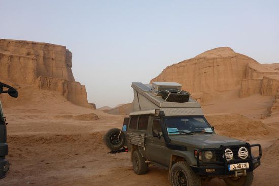 ... Yardang-Formationen sind längliche Erosionsbildungen, ...