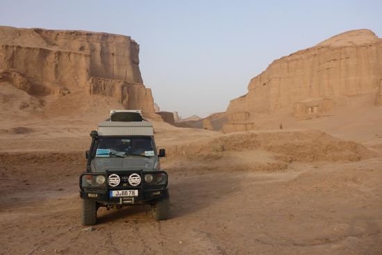 ... die durch stetige Winde aus dem Sedimentgestein herausgeschliffen wurden. 
In einem Areal von 150 mal 80 Kilometern verlaufen diese Hügelketten von Nordwesten nach Südosten