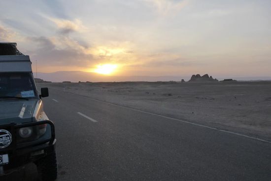 "Es will Abend werden. Der Sturm, der den ganzen Tag tobte, hat nachgelassen.
Eine ergreifende Stimmung senkt sich über das Land. 
Wir fühlen, wir werden uns zurück sehnen nach dieser Wüste, die trotz ihrer Gefährlichkeit so erhaben und schön ist"
Alfons Gabriel: "Durch Persiens Wüsten" (1935)