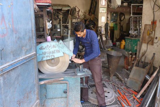 Werkstatt am Straßenrand, meine Ersatzradhalterung muß geschweißt werden