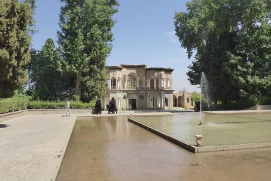 "Zuhause galt ich eher als Griesgram. Aber unterwegs fühlte ich mich immer wieder wie neu geboren, als würde ich jeden Grashalm und jeden Stein zum ersten Mal bemerken.
Hier erfüllte mich Offenheit gegenüber jedem Menschen, der meinen Weg kreuzte.
Auf Reisen kamen mir alle freundlich und interessant vor; jeder war es wert, ihn kennenzulernen.
Zuhause ignorierte ich die meisten Leute und fühlte mich abgekapselt ...