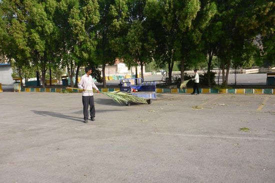 ... Doch unterwegs verspürte ich diese unglaubliche Sehnsucht, mich mit den Menschen auszutauschen.
Das gelang mir auch recht häufig, teilweise wohl auch deshalb, weil sie die Offenheit, die ich zuhause vermissen ließ, spüren konnten."
Carl Hoffmann: "Frauen und Kinder zuerst"