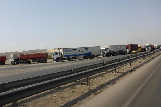 LKW-Stau an den Tankstellen,
immerhin in einem Land mit gigantischen Reservoirs an fossilen Brennstoffen