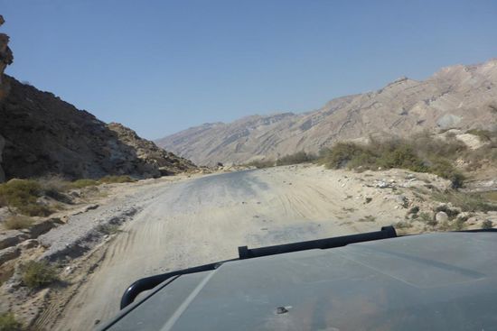 ... müssen im Sommer trockene Flußläufe passiert werden ...