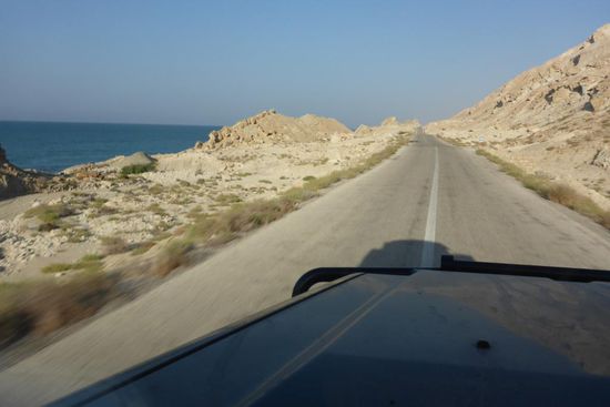 Weiter westwärts im Morgenlicht auf der Küstenstraße am persischen Golf ...