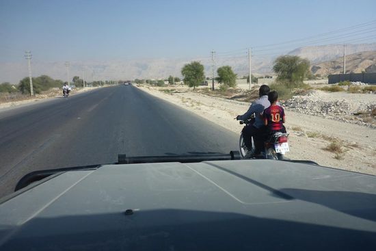 Alle Menschen haben rotes Blut;
auch die Kinderträume ähneln sich,
er trägt ein Messi-Trikot