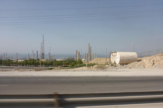 ... Industrieanlagen zur Gasverflüssigung,
das Flüssiggas wird verschifft, wohin auch immer