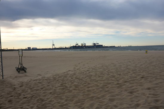 Ostseestrand und Hafenanlagen in Danzig