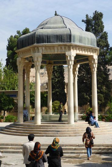 Das Hafis-Mausoleum
Shams uddin Mohammed, Ehrentitel Hafis 
"der den Koran auswendig weiß"
lebte und starb 1389 in Shiraz
er gilt als der größte Lyriker der persischen Sprache ...