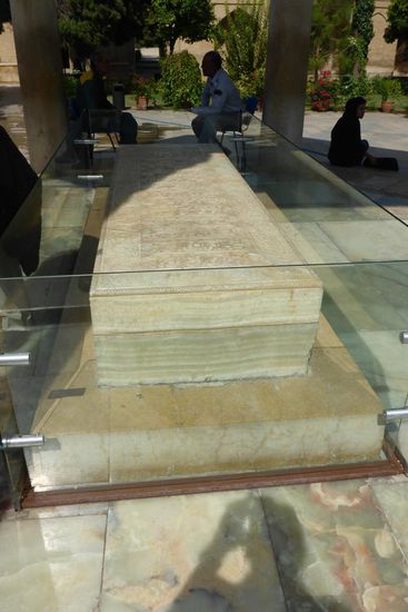 ... er inspirierte J. W. v. Goethe,
der sich als geistiger Bruder von Hafis fühlte,
zu seinem West-östlichen Diwan.
Nicht zufällig ist Weimar die Partnerstadt von Shiraz