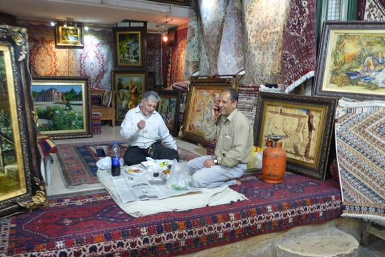 Freundliche Iraner,
der Herr links hat Deutschland bereist und lädt mich zum Essen ein