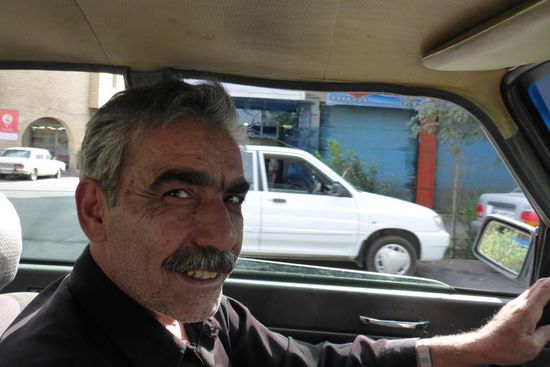 Mit dem Taxi zurück zum Stellplatz am Shiraz Homa Hotel