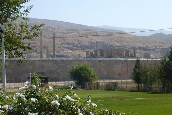 ... im Jahr 518 v. Chr. von dem achämenidischen König Darius I. als Repräsentationsstadt Parsa gegründet ...