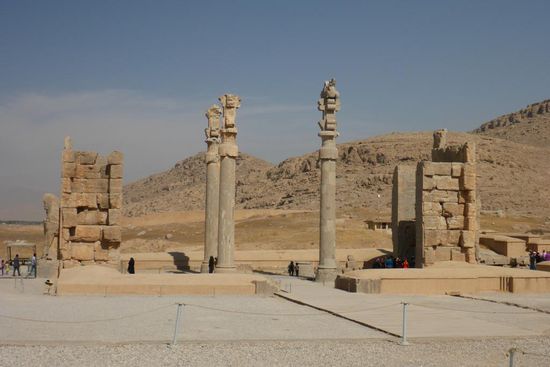 die Säulen am "Tor aller Länder",
sie stehen seit über 2 500 Jahren, immerhin in einem Erdbebengebiet ...