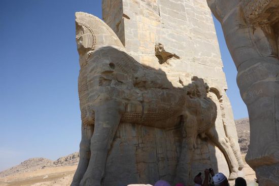 ... auf der Westseite von 7 m hohen Stierfiguren beschützt ...