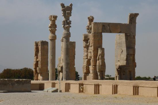 ... an der Ostseite finden sich Mischwesen mit Menschenköpfen, die zylindrische Kronen mit Hörnermotiven tragen