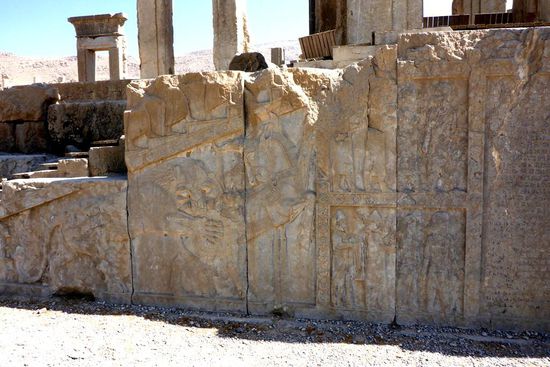 Kampfszene an den Apadena-Treppen, Löwe greift Stier an