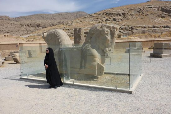 Persepolis wurde im Jahr 330 v. Chr. von Alexander dem Großen niedergebrannt ...