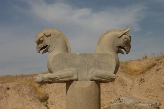 ... als Vergeltung für die Zerstörung der Akropolis durch die Perser im Jahr 480 v. Chr.
kurze Zeit später wurde der letzte achämenidische König Darius III. ermordet, das war das Ende dieses Reiches