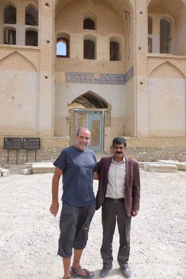 dieser freundliche Iraner führt uns durch die Karawanserei