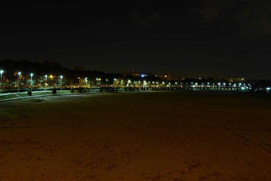 Isfahan, 16. - 18. 10. 2014, Tage 155 - 157; 29 611 km
über 2500 Jahre alt
1575 m üNN, 2,1 Millionen Eeinwohner
Blick über den ausgetrockneten Fluß auf die Stadt