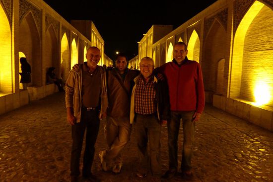 mit Winfried, Massud (unser iranischer Guide) und Wolle auf der Khaju-Brücke aus dem Jahr 1650