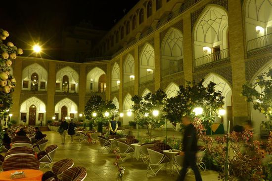 im Innenhof des 5-Sterne-Hotels Abbasi ...