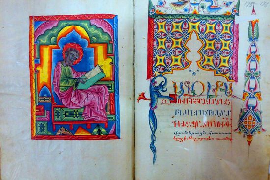 im Museum der Kathedrale sind Gebetbücher und ...