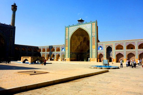 im Innenhof (67 mal 55 m) der Jame-Moschee, 
bei einer Brandkatastrophe im Jahr 1087 zerstört,
unmittelbar danach wurde mit dem Wiederaufbau begonnen,
UNESCO-Weltkulturerbe seit 2012