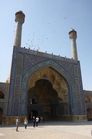 der Innenhof ist umgrenzt von vier Iwanen,
hier der Südiwan aus der zweiten Hälfte des 15. Jh.,
die beiden Minarette sind jeweils 35 m hoch ...