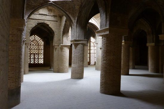 in der Moschee eine seldschukische Säulenhalle (11 Jh.),
die Ziegel ...