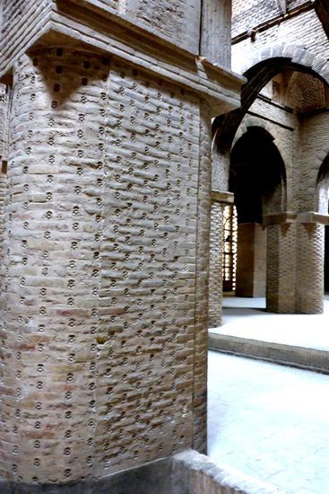 ... jeder Säule haben unterschiedliche Muster