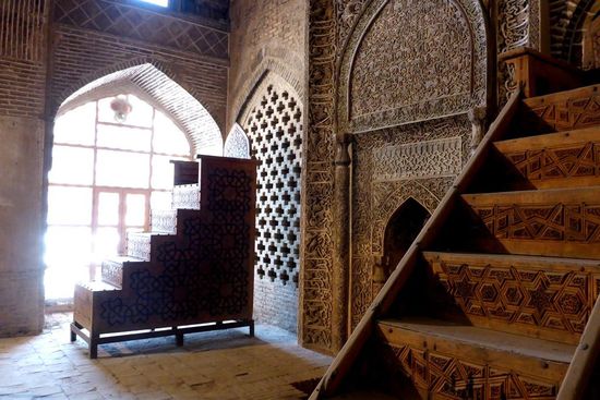 Gebetsraum, 
die Gebetsniesche ist umrahmt von zwei hölzernen Minbars (Gebetsstühlen)