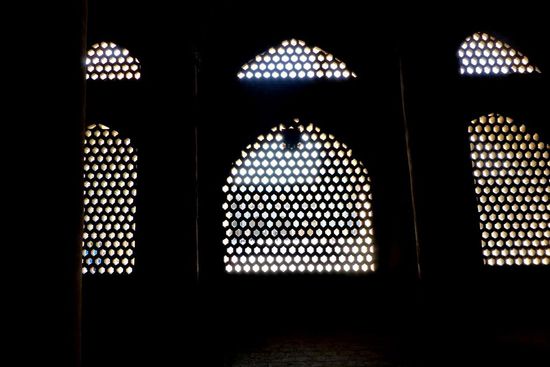 diese Fenster sind schön und verwirren das Insektenauge,
deshalb meiden Mücken und andere Plagegeister solche Innenräume