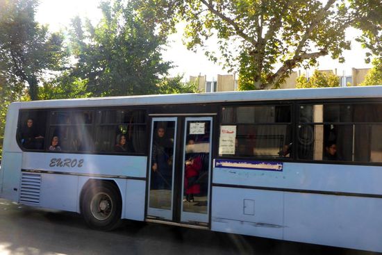 in den Nahverkehrsbussen sitzen im Iran die Frauen hinten und die Männer vorne,
wie lange lassen sich die Frauen das noch gefallen?