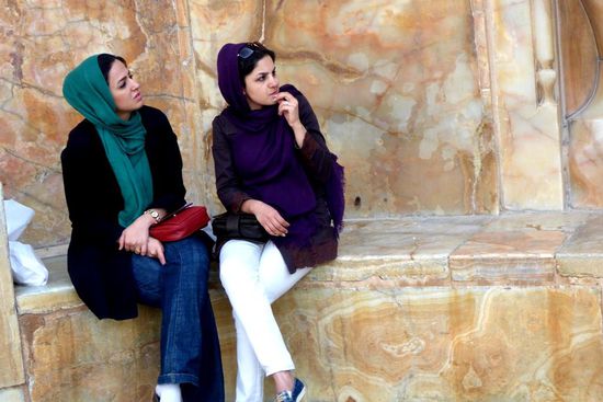 sie halten wenig von der Trendfarbe schwarz,
wie sie die Geschlechtertrennung im ÖNV finden?