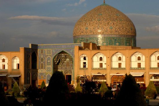 auch am Imam-Platz:
die Lotfullah-Moschee (1602 - 1619)
Privatmoschee der safawidischen Königsfamilie
benannt nach einem Theologen aus dem Libanon, 
der einst die schiitische Glaubensrichtung im Iran beförderte ...