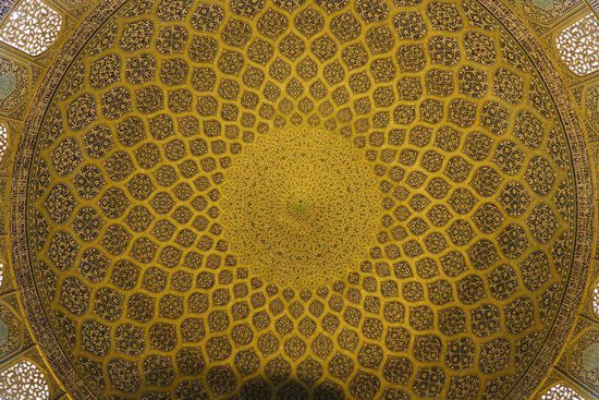 ... die 32 m hohe Kuppel ist mit Blumenmustern auf sandfarbenem Grund verziert,
das netzförmige Muster verkleinert sich zum Zentrum ...