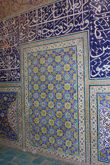 ... Blumenmuster auch an den Wänden ...