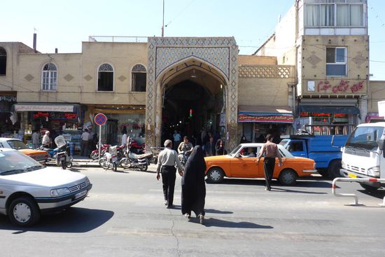 Eingang zum Basar in Kashan ...