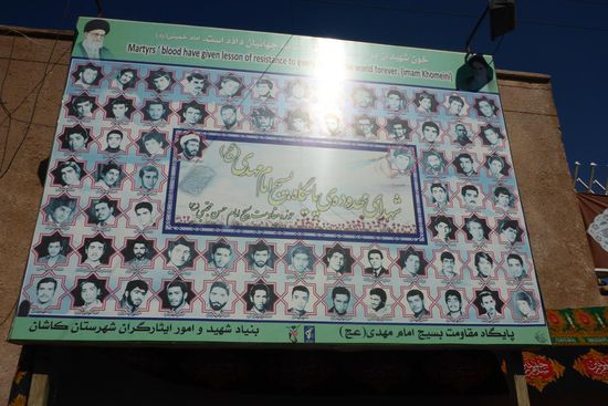 Immer wieder Gedenktafeln für die Gefallenen im Krieg gegen den Irak,
sie werden als Märtyrer verehrt