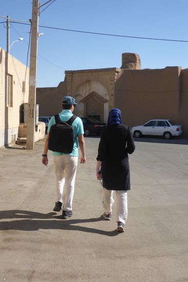 iranische Kleiderordnung für Touristinnen:
Kopfhaar und Körper müssen komplett bedeckt sein, 
außerdem dürfen keine Körperrundungen sichtbar sein,
deshalb der lange Mantel, auch bei der Affenhitze in Kashan;
Männer können im Prinzip herumlaufen wie sie wollen,
ich habe mir deshalb häufig eine kurze Hose und Sandalen ohne Strümpfe erlaubt