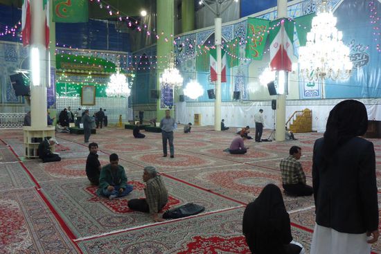 ... im Innenraum,
im Hintergrund der Sarkophag des Revolutionsführers ...