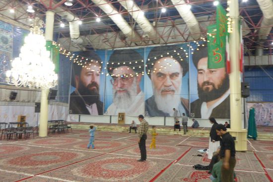 ... jeweils außen die beiden Söhne des Revolutionsführers, ebenfalls tot ...